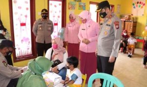 Kapolres Lingga AKBP Arief Robby Rachman meninjau pelaksanaan vaksinasi anak usia 6 11 tahun ini TK Kemala Bhayangkari 10 Cabang Lingga di Dabo Singkep