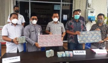 Kejari Bintan mengekspos uang tunai sebesar Rp 175 miliar hasil pengembalian ke perusda. Kejari Bintan mengekspos uang tunai sebesar Rp 175 miliar hasil pengembalian ke perusda.