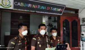 Kepala Cabang Kejaksaan Natuna di Tarempa Roy Hamington saat melakukan persrilis pelimpahan berkas perkara dua tersangka Korupsi dana Hibah FPK Anambas.