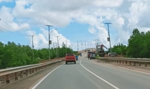 PLN melakukan pemeliharaan jaringan di kawasan Teluk Bintan.