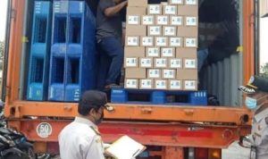 Petugas sedang memasukkan produk ke dalam kontainer
