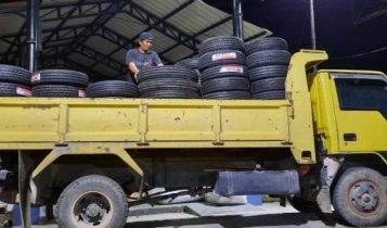 Ratusan Ban Mobil Inport juga diamanakan dari Kapal Kayu pembawa sejumlah barang illegal dari Batam ke pelabuhan Illegal Gentong di Tanjug Uban Bintan Ratusan Ban Mobil Inport juga diamanakan dari Kapal Kayu pembawa sejumlah barang illegal dari Batam ke pelabuhan Illegal Gentong di Tanjug Uban Bintan