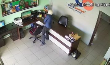 Rekaman CCTv Maling Berhelm saat masuk dan mengambil dua unit Hand Phon Pegawai 86 Advertising di Km 8 Tanjungpinang Rekaman CCTv Maling Berhelm saat masuk dan mengambil dua unit Hand Phon Pegawai 86 Advertising di Km 8 Tanjungpinang