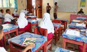 Satuan Binmas Polres Lingga melakukan sosialisasi tentang pentingnya melakukan vaksinasi Covid 19 serta mematuhi Protokol Kesehatan prokes terhadap pelajar