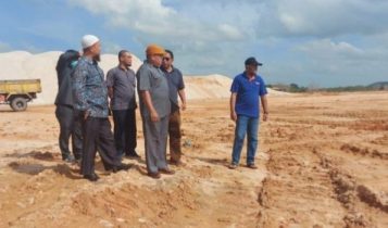 Anggota Komisi II DPRD Bintan saat melakukan peninjuan lokasi pertambangan pasir darat PT.GML . di Tembeling Bintan Anggota Komisi II DPRD Bintan saat melakukan peninjuan lokasi pertambangan pasir darat PT.GML . di Tembeling Bintan