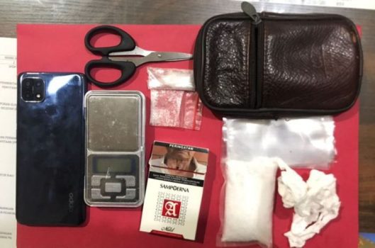 Barang Bukti 4 paket Narkoba Sabu terdsangka I dan Is yang ditangkap Polisi Saat tidur tiduran di rumahnya kawasan Tanung Unggat Tanjungpinang 1
