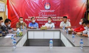 Bupati Lingga Muhammad Nizar melakukan pertemuan bersama komisioner KPU Lingga. Foto istimewa scaled