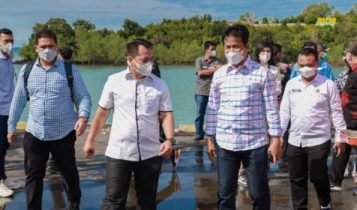 Bupati Lingga menyambut kedatangan Kepala BP Batam di Daik Lingga.