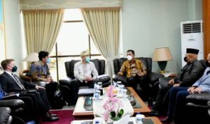 Duta Besar Amerika Serikat untuk Republik Indonesia, Mr.Sung Y.Kim dan rombogan, saat melakukan pertemuan dengan gubernur Kepri Ansar Ahmad di Tanjungpinang.