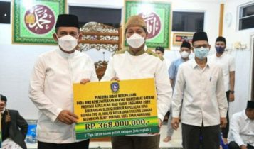 Gubernur Ansar menyerahkan bantuan hibah kepada pengurus Masjid dan TPQ. Gubernur Ansar menyerahkan bantuan hibah kepada pengurus Masjid dan TPQ.