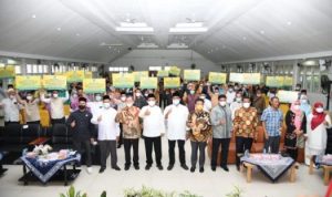 Gubernur Ansar menyerahkan bantuan hibah rumah ibadah di kota Batam