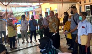 Gubernur Ansar saat meninjau Pelaksanaan Vaksinasi di Masjid Al Kausar Taman Sari Tiban Kota Batam