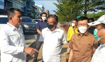 Gubernur Kepri Ansar Ahmad bersama Kepala dinas PUPR Kepri Abu Bakar dan Kepala Dinas Kominfo Hasan saayt melakukan peninjuaan jalan Provinsi yang rusak dan perlu segera dibangun di kota Batam 1
