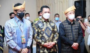 Gubernur Kepri Ansar Ahmad bersama Menteri Pariwisata Sandiaga Uno, Menteri UMKM dan Koperasi Teten Masduki pada pembukaan Gernas BBI Nasional Dibuka di Batam (Foto:Humas Kepri)