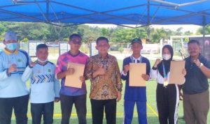 Gubernur Kepri Ansar Ahmad bersama atelit Panahan Kepri dalam Kejuaraan Panah Antar Pelajar Se-Kepulauan Riau di Sekolah Sultan Agung Batam