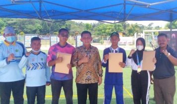 Gubernur Kepri Ansar Ahmad bersama atelit Panahan Kepri dalam Kejuaraan Panah Antar Pelajar Se-Kepulauan Riau di Sekolah Sultan Agung Batam