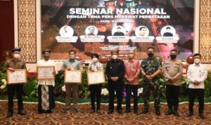 Gubernur Kepri Ansar Ahmad memberikan Piagam Pengharagaan pada sejumlah Nrasumber Seminar Nasional Pers Merawat Perbatasan di Aula Wan Seri Bening Kantor Gubernur Kepri scaled