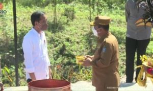 Gubernur Kepri Ansar Ahmad menyerahkan bejana tanah dan air kepada Presiden Joko Widodo.
