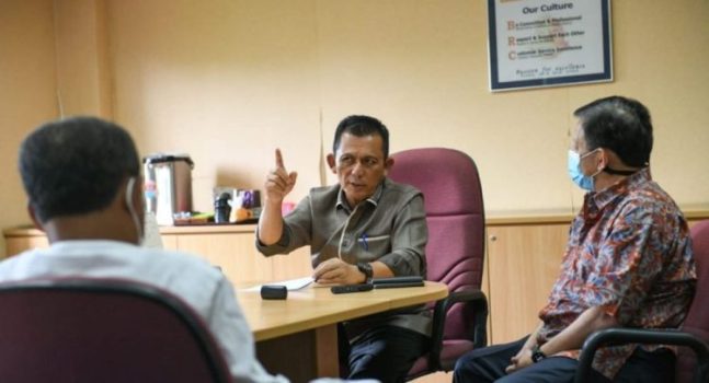 Gubernur Kepri Ansar Ahmad saat bertemu dengan General Manager Gallant Venture Pte Ltd Frans Gunara membahas pembangunan Cerkuit F1 BIC di Bintan scaled Gubernur Kepri Ansar Ahmad saat bertemu dengan General Manager Gallant Venture Pte Ltd Frans Gunara membahas pembangunan Cerkuit F1 BIC di Bintan scaled