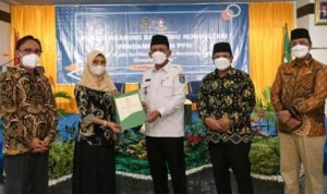Gubernur Kepri Ansar Ahmad saat membuka kegiatan diskusi dan konsultasi pendampingan Proses Produk Halal PPH yang digelar Kanwil Kementerian Agama Kepulauan Riau di Hotel CK scaled