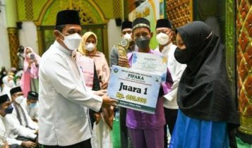 Gubernur Kepri memberikan hadiah pada juara kepada Santri dan pemuda Masjid.