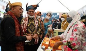 Gubernur kepri Ansar Ahmad dan Ketua Tim Penggerak PKK Hj.Dewi Kumala Ansar bersama Menteri UMKM dan Koperasi Teten Masudi saat meninjau produk UMKM Kepri