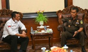 Guberur Kepri Ansar Ahmad saat berbincang dengan Kejati Kepri Gerry Yasid mengenai pelaksanaan pembangunan di Prvinsi Kepri