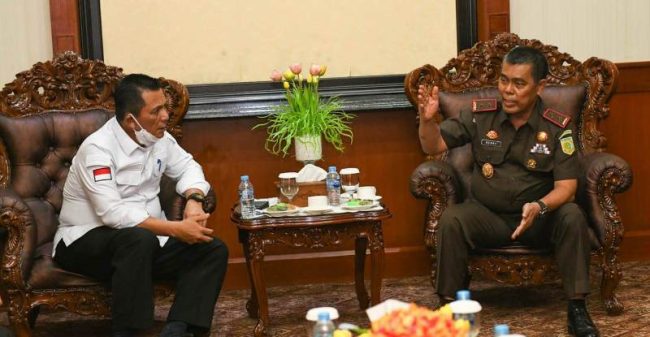 Guberur Kepri Ansar Ahmad saat berbincang dengan Kejati Kepri Gerry Yasid mengenai pelaksanaan pembangunan di Prvinsi Kepri Guberur Kepri Ansar Ahmad saat berbincang dengan Kejati Kepri Gerry Yasid mengenai pelaksanaan pembangunan di Prvinsi Kepri