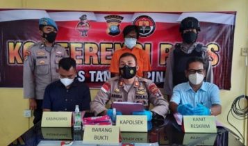 Kapolsek Tanjungpinang Kota AKP M.Arsha saat press rilis didampingi Kanit Reskrim Polsek Tanjungpinang Kota Ipda Onni Chandra Kapolsek Tanjungpinang Kota AKP M.Arsha saat press rilis didampingi Kanit Reskrim Polsek Tanjungpinang Kota Ipda Onni Chandra