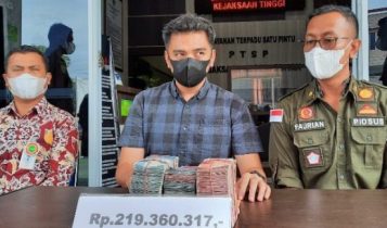 Kejari Bintan Terima Pengembaliaan dana Korupsi sebesar Rp16 M lebih dari 14 Kepala Puskesmas di Bintan setelah sebelumnya ketahuan dikorupsi Kejari Bintan Terima Pengembaliaan dana Korupsi sebesar Rp16 M lebih dari 14 Kepala Puskesmas di Bintan setelah sebelumnya ketahuan dikorupsi