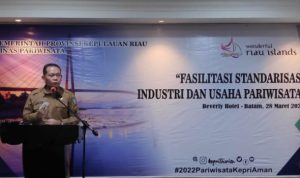 Kepala Dinas Pariwisata Kepri Buralimar saatmemberi Sosialisasi TDPU-OSS ke Penggiat Usaha Pariwisata di Batam provinsi Kepri Â 