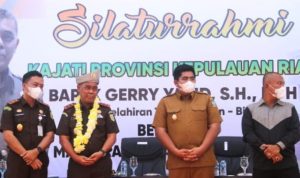 Plt Bupati Bintan, Roby Kurniawan hadir dalam kegiatan Temu Ramah Kepala Kejaksaan Tinggi (Kajari) Kepri Gerry Yasid, di Halaman Gedung Nasional Tanjung Uban. (Foto : Humas Pemkab Bintan)
