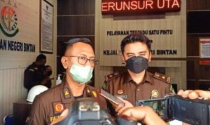 Kepala Seksi Pidana Khusus Kejari Bintan Fajrian Yustiardi dan Kasi Intel Kejari Bintan Mustafa saat memberi keterangan pada Media