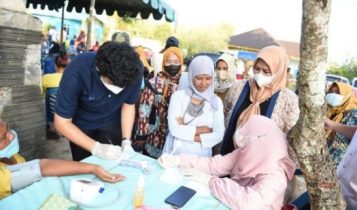 Ketua TP PKK Provinsi Kepulauan Riau Dewi Kumalasari Ansar bersilaturahmi dengan masyarakat pesisir di Kampung Panglong Desa Berakit Bintan.