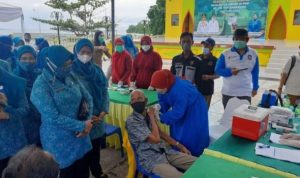 Ketua Umum Tim Penggerak Pemberdayaan Kesejahteraan Keluarga TP PKK Tri Tito Karnavian meninjau vaksinasi booster bagi lansia di Pulau Penyengat scaled