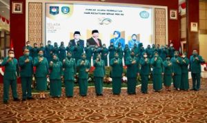 Ketua Umum bersama pengurus TP PKK Provinsi Kepulauan Riau.