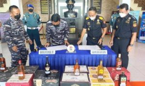 Komandan Lantamal IV Tanjungpinang Laksamana Pertama TNI Dwika Tjahja Setiawan menndatangani Berita acara Penyerahan Berkas Perksara dan Barang Bukti 6.750 botol Mikol Ilegal ke Kanwil DJBC Kepri