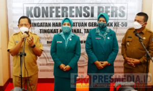 Mendagri Ketua Umum TP PKK Gubernur Kepri dan Ketua TP PKK Kepri sedang konferensi pers di Aula Wan Seri Beni Pulau Dompak.