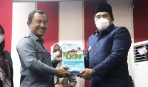 Plt Bupati Bintan menyerahkan dokumen LKPJ 2021 kepada Ketua DPRD. (Foto:Dok-Presmedia)