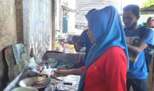 Ratna Salah seorang pedagang Makanan di jalan DI.Panjaitan Tanjungpinang yang menjerit dan akan menutp warung makanya akibat kenaikan harga Minyak Goreng saat ini.