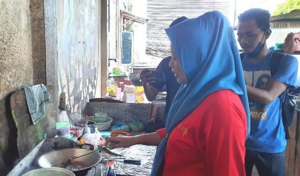 Ratna Salah seorang pedagang Makanan di jalan DI.Panjaitan Tanjungpinang yang menjerit dan akan menutp warung makanya akibat kenaikan harga Minyak Goreng saat ini.