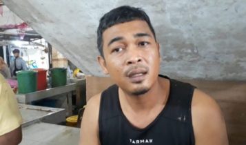 Salah seorang Pedagang Pasar ikan Heriyanto hingga saat ini mengaku tidak dapat Lapak Jualan di Pasar Mini Bestari. Pendataan relokasi dari BUMD Salah seorang Pedagang Pasar ikan Heriyanto hingga saat ini mengaku tidak dapat Lapak Jualan di Pasar Mini Bestari. Pendataan relokasi dari BUMD