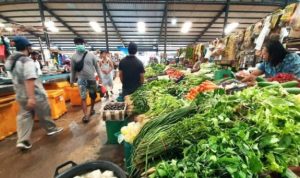 Seorang Pedagang kebutuhan pokok di Pasar Baru Kota Tanjungpinang mengaku harga sejumlah bahan poko saat ini mulai Naik scaled
