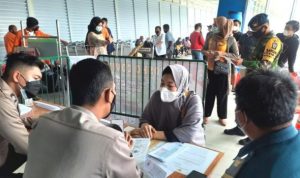 Warga saat melakukan pemeriksaan tes Antigen sebelum berangkat melakukan perjalanan antar Pulau di Kepri