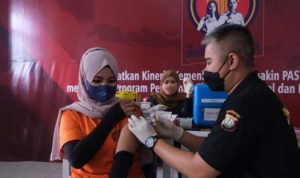 penyuntikan Vaksin pada salah seorang warga Rumah Tahanan Rutan Tanjungpinang.
