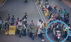 Tangkapan rekaman CCTV aksi balap liar dan geser pembatas jalan yang dilakukan pemuda di Jalan Wiratno Viral di Media Sosial, Polisi pun akhirnya amankan lima Pemuda. (Foto:istimewa)
