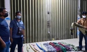 Anggota Polisi saat mengamankan sejumlah Kain sarung yang digunakan masing-masing pelajar tawuran perang sarung