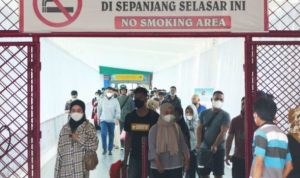 Arus penumpang di Pelabuhan SBP Tanjungpinang. (Foto Ismail-presmedia.id)