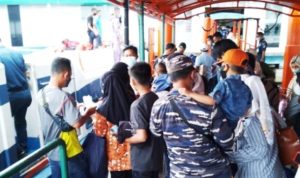 Arus penumpang di Pelabuhan Sri Bintan Pura , Tanjungpinang menjelang perayaan hari Raya Idul Fitri 1443 Hijriah. (Foto : Ismail-presmedia.id)