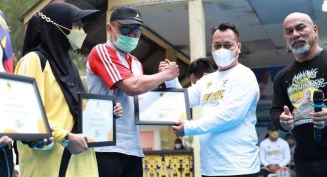 Bupari Lingga M.Nizar memberikan Piagam penghargaan pada peserta Festival Paariwisata Batu Berdaun di Lingga